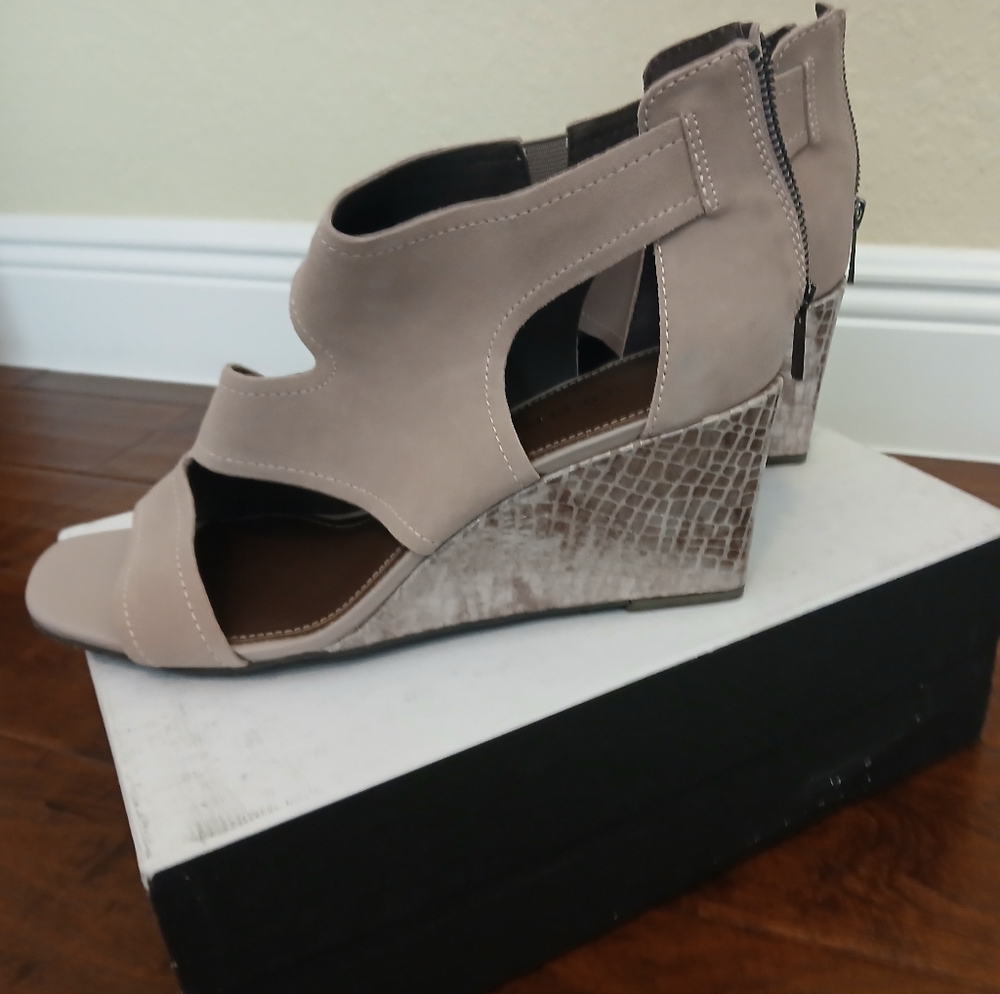 Donald Pliner Panya Suede Mushroom Grey Metallic Snakeskin Wedge Sandals Sz 11 - Picture 2 of 8